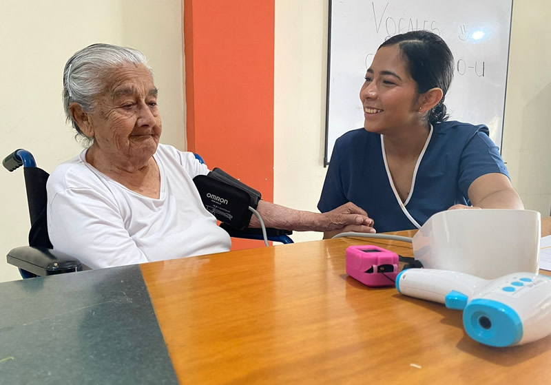 mi-abue-hogar-ancianos-quito-ecuador/enfermeras-doctores-cuidados-medicos-ancianos-adultos-mayores-quito-norte-ecuador